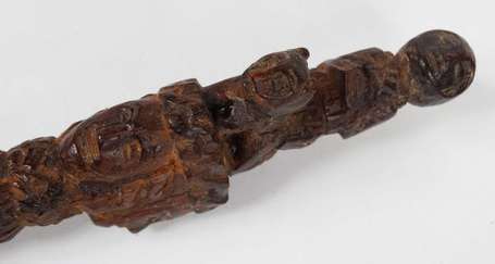 Un 'phurbu' en bois sculpté d'un chaman 