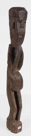Une statue votive en bois représentant une femme 