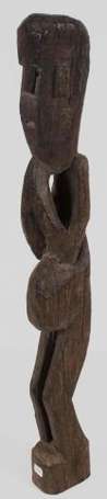 Une statue votive en bois représentant une femme 