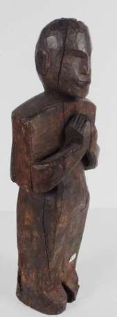 Une statue votive en bois représentant un 