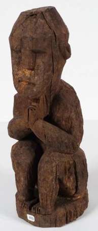 Une statue votive en bois représentant un 