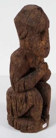 Une statue votive en bois représentant un 