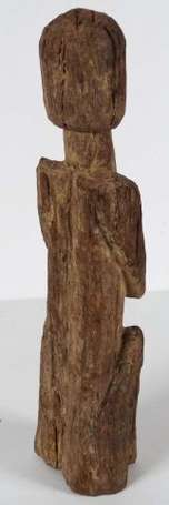 Une statue votive en bois représentant un 