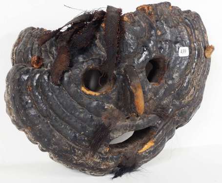 Un masque en champignon 'amadouvier' ancien orné 