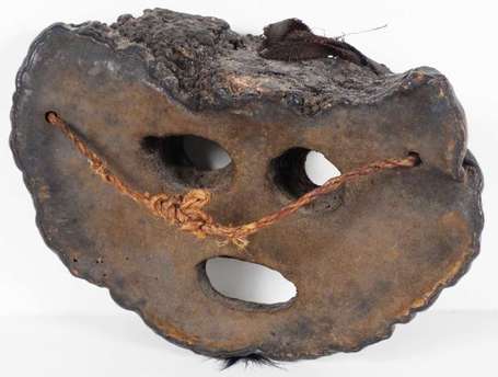 Un masque en champignon 'amadouvier' ancien orné 