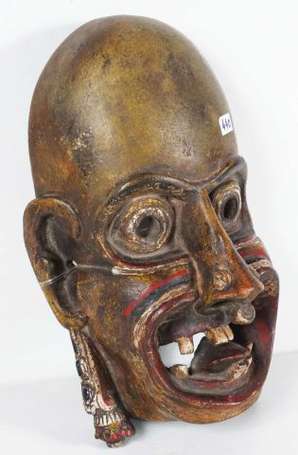 Un masque de démon en bois polychrome orné de 