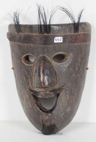 Un masque de personnage comique en bois orné d'une
