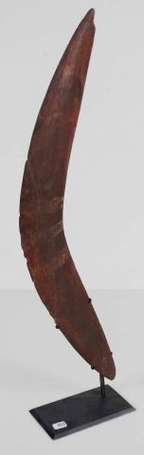 Un ancien boomerang en bois dur taillé à l'outil 