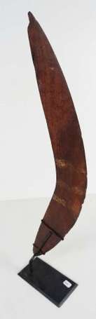 Un ancien boomerang en bois dur taillé à l'outil 