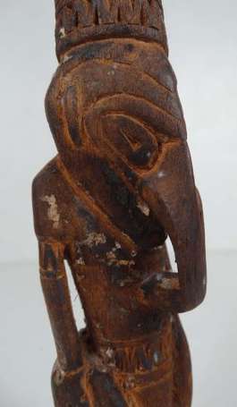 Une statuette d'ancêtre en bois au long nez 