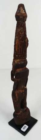 Une statuette d'ancêtre en bois au long nez 