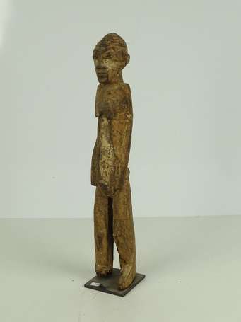 Ancienne grande statue féminine longiligne en bois
