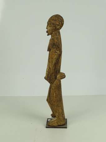 Ancienne grande statue féminine longiligne en bois