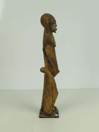 Ancienne grande statue féminine longiligne en bois