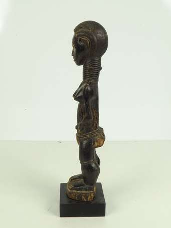 Ancienne figure votive féminine en bois dur laquée