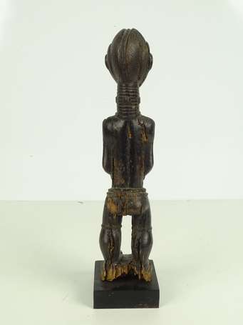 Ancienne figure votive féminine en bois dur laquée