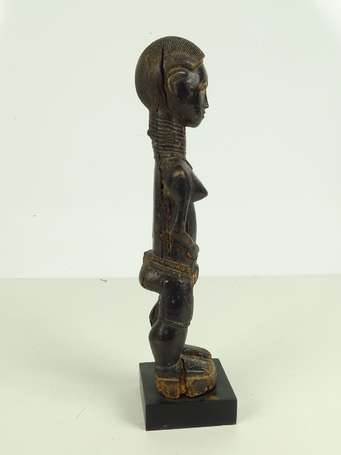 Ancienne figure votive féminine en bois dur laquée