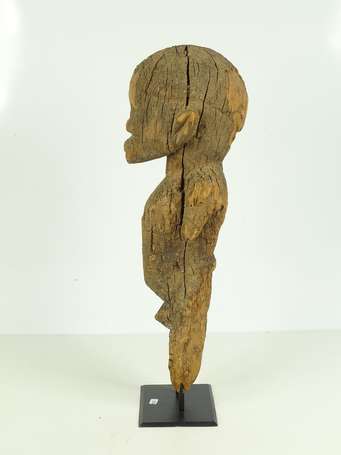 Ancienne statue votive en bois lourd semblant 