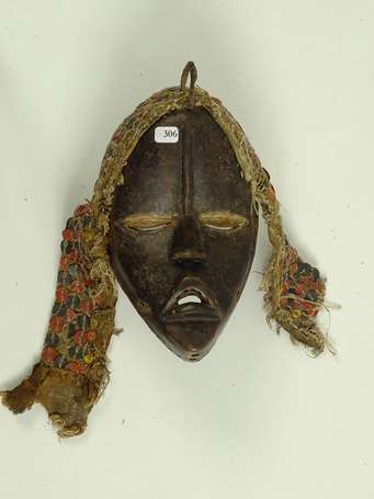 Ancien masque de danse en bois dur aux yeux fendus