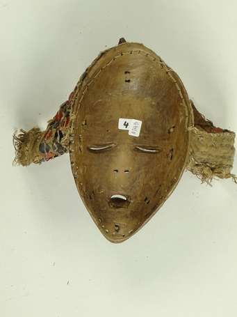 Ancien masque de danse en bois dur aux yeux fendus