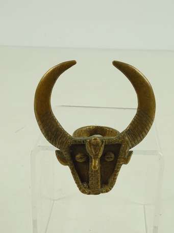 Ancienne bague en bronze en forme de tête de 