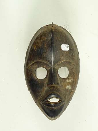 Ancien masque de danse en bois dur noir aux yeux 