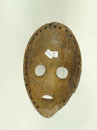 Ancien masque de danse en bois dur noir aux yeux 