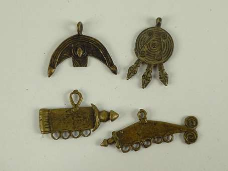 Lot de quatre anciens pendentifs en bronze, en 