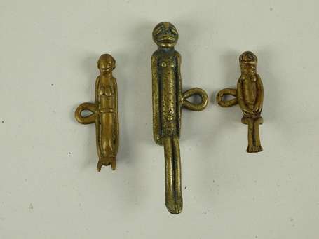 Trois anciens et originaux pendentifs en bronze à 