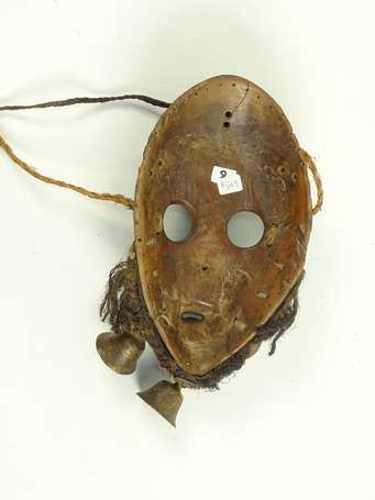 Ancien masque de danse en bois dur noir aux yeux 