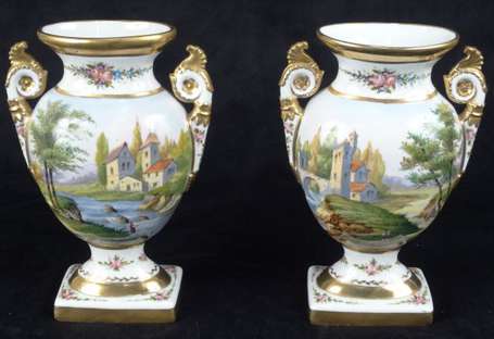 Paire de vases En porcelaine polychrome décor de 