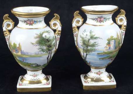 Paire de vases En porcelaine polychrome décor de 