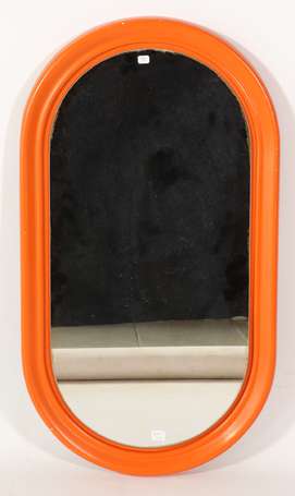 Miroir ovale, le cadre bourrelet de plastique 