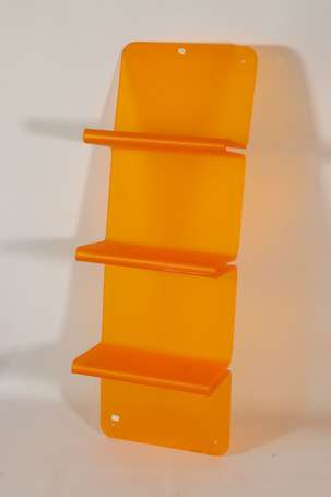 Etagère murale en plastique orangé, elle présente 