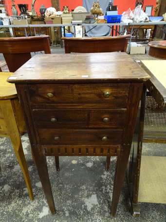 Table de chevet en bois teinté, ouvre par trois 