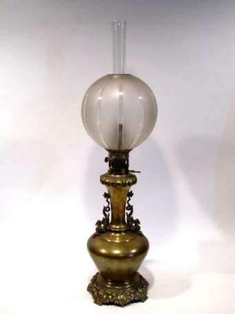 Grande lampe à pétrole. De la marque J.S. Laiton, 