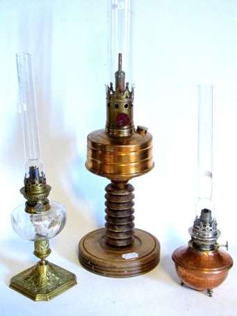 Trois lampes. Deux à pétrole, H : 42,5 et 37 cm. 