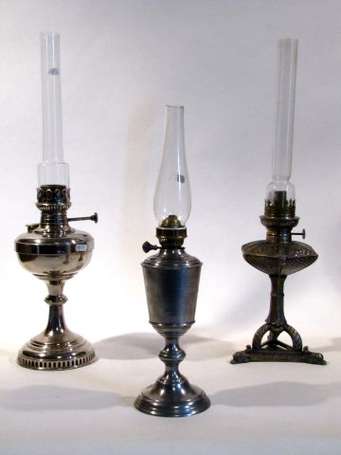 Trois lampes à pétrole. Complètes de leur verres. 