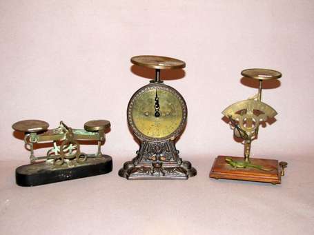 Trois petites balances de bureau, pour le pesage 