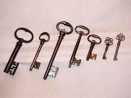 Lot de sept clefs anciennes. La plus petite : 6,8 