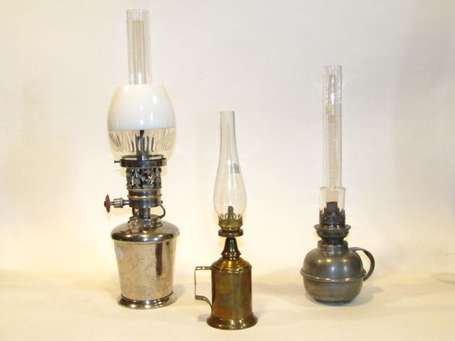 Trois  lampes. la première à acétylène, H : 47,3 