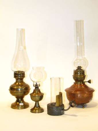 Quatre lampes à pétrole. D'origines diverses. H : 