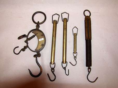 Lot de cinq instruments de pesage. Origines 