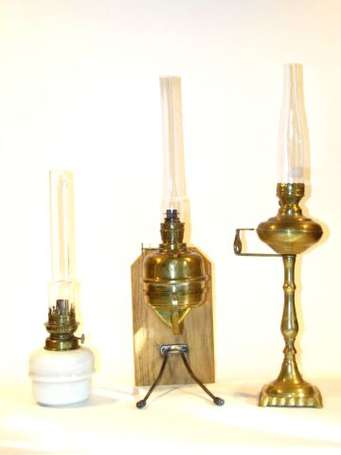 Trois lampes à pétrole. Un réservoir de suspension