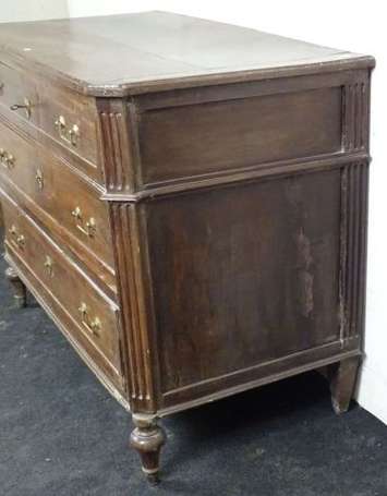 Commode en noyer teinté, elle ouvre à un tiroir en