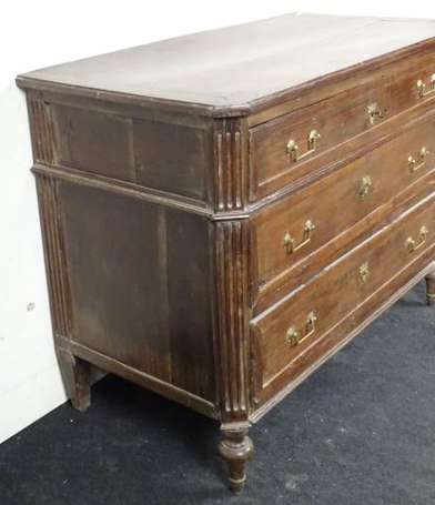 Commode en noyer teinté, elle ouvre à un tiroir en