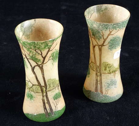 Paire de vases diabolo à décor émaillé de paysage 