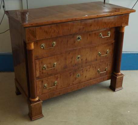 Commode en placage d'acajou moucheté, elle ouvre à