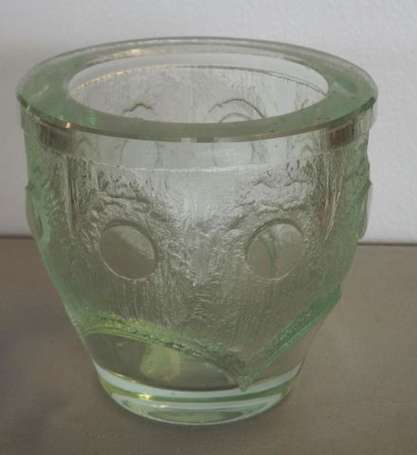 Daum. Vase corolle en verre teinté vert d'eau, à 