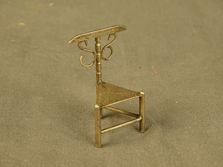 Chaise triangulaire en argent, hauteur 5 cm, très 
